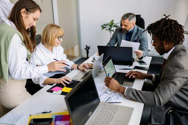 Comment une formation en droit peut propulser votre carrière vers de nouveaux sommets